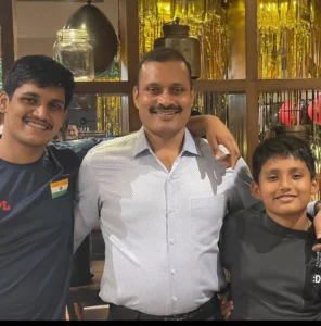 Rudrankksh Patil with his younger brother and father